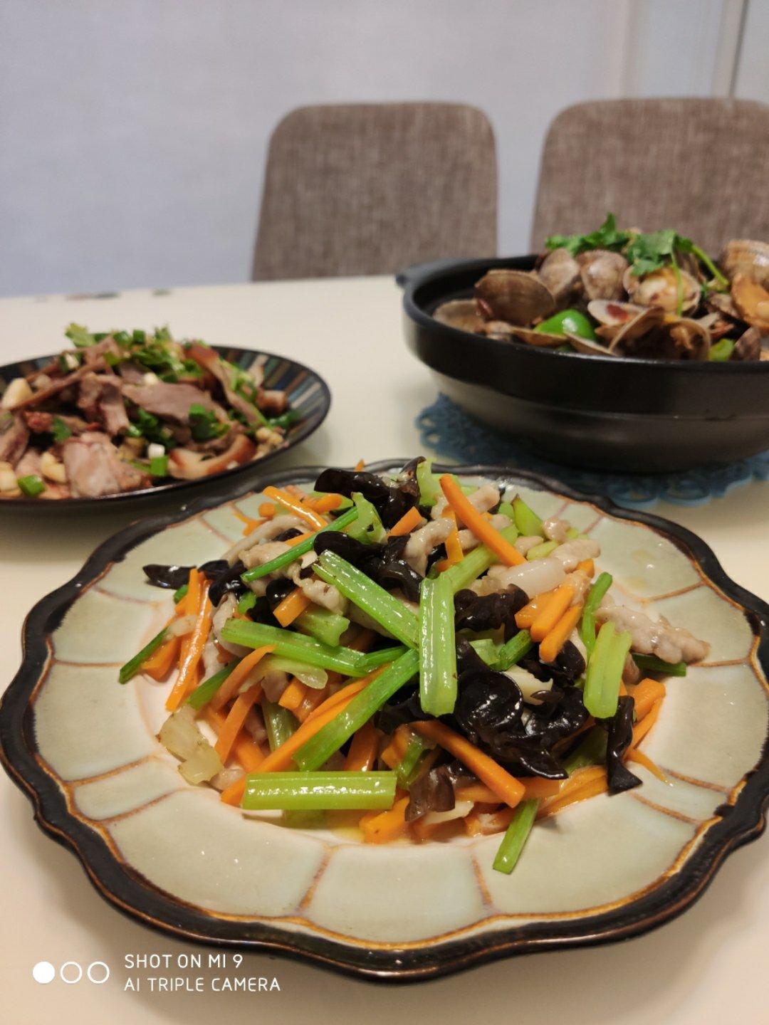 芹菜木耳炒肉丝