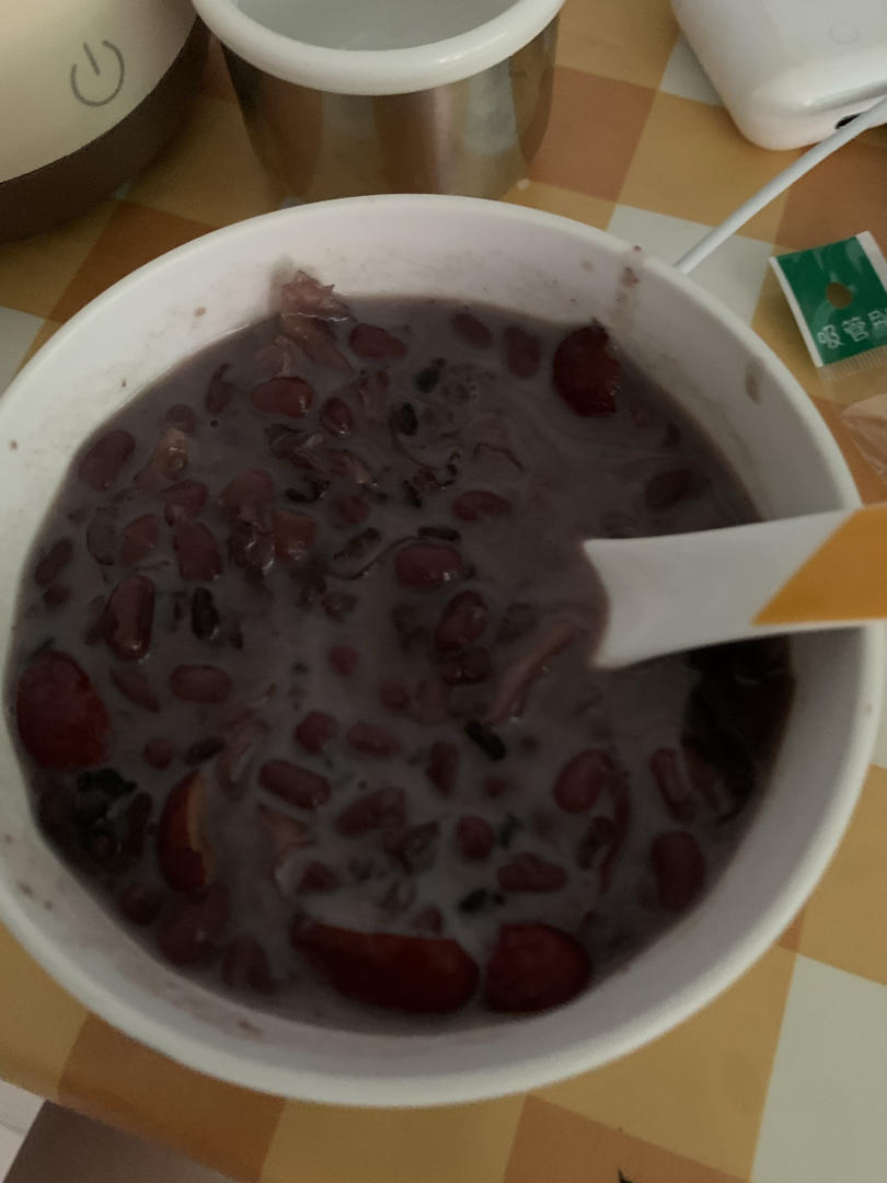 红豆黑米牛奶粥