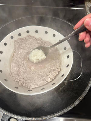 简单 南昌瓦罐汤 之 皮蛋肉饼汤的做法 步骤4