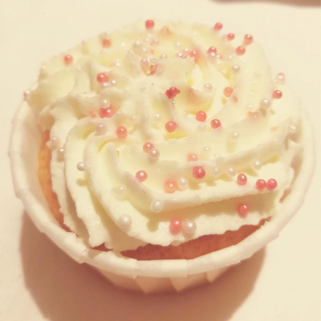 不皱不裂圆润饱满原味戚风纸杯蛋糕