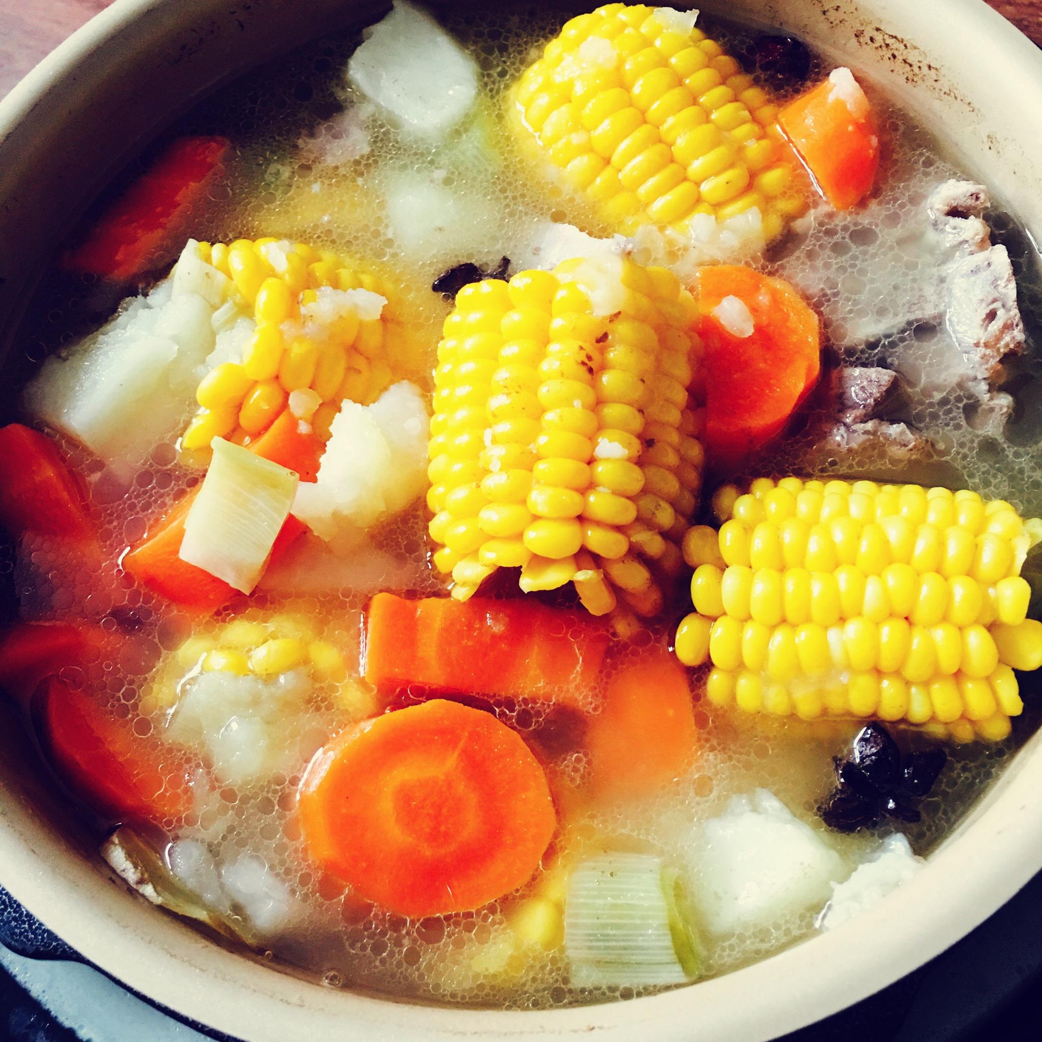 玉米 胡萝卜大骨头汤的做法