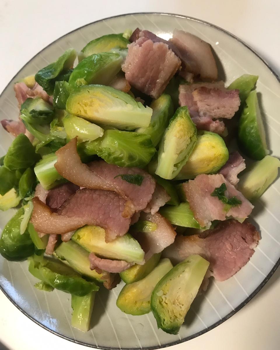 培根炒孢子甘蓝