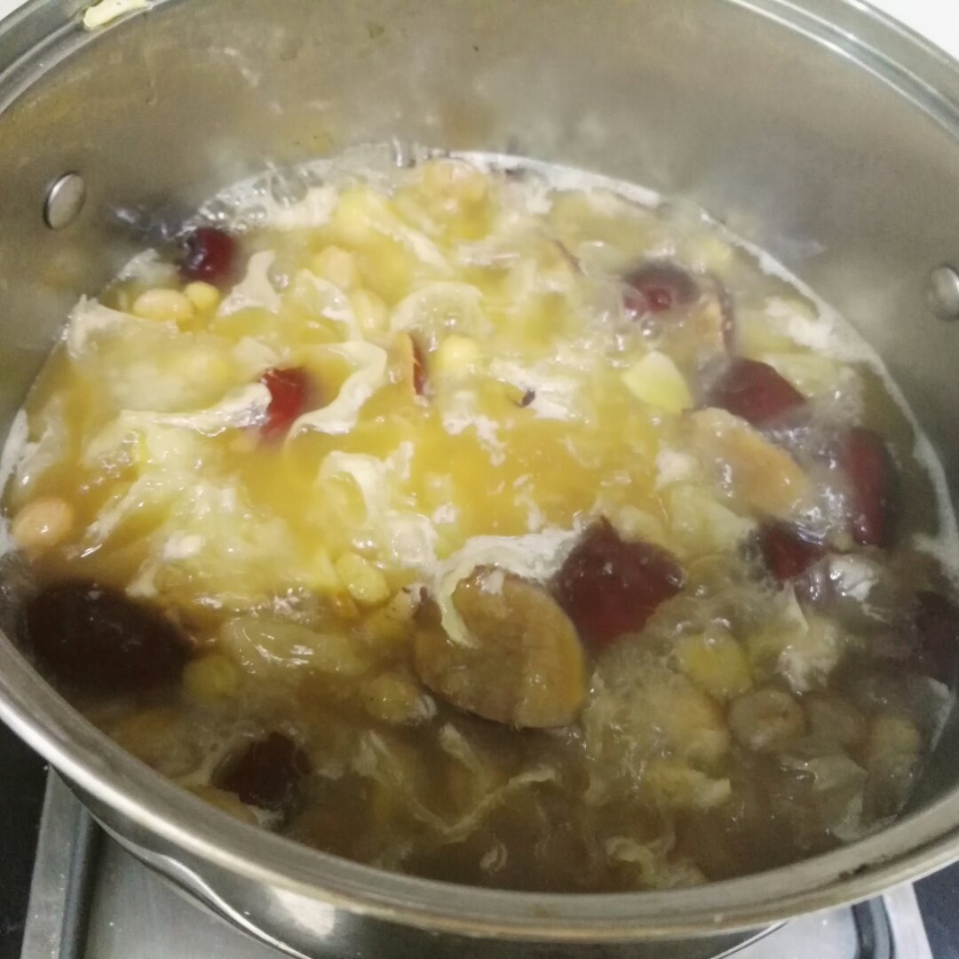 红枣银耳莲子羹