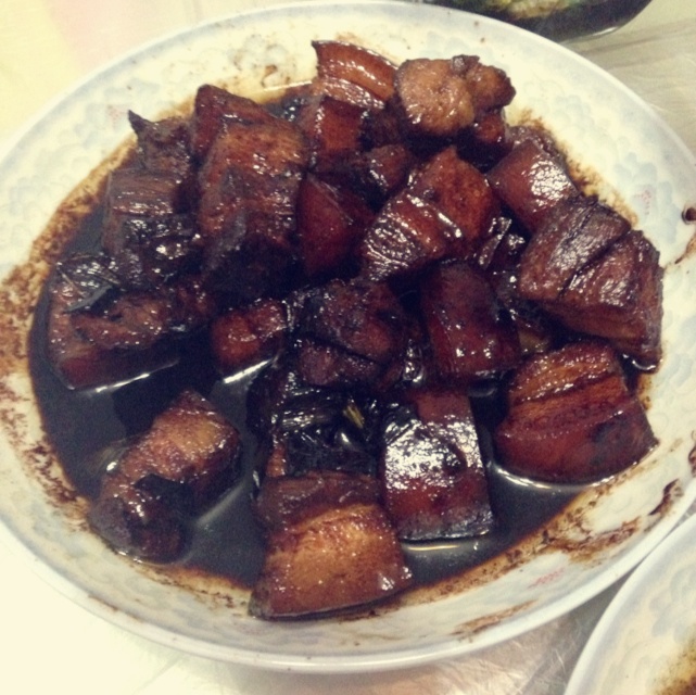 吃着碗里望着锅里的红烧肉