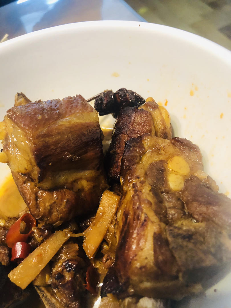 红烧排骨      作为排骨，它是相当认真的哦😎😎😎