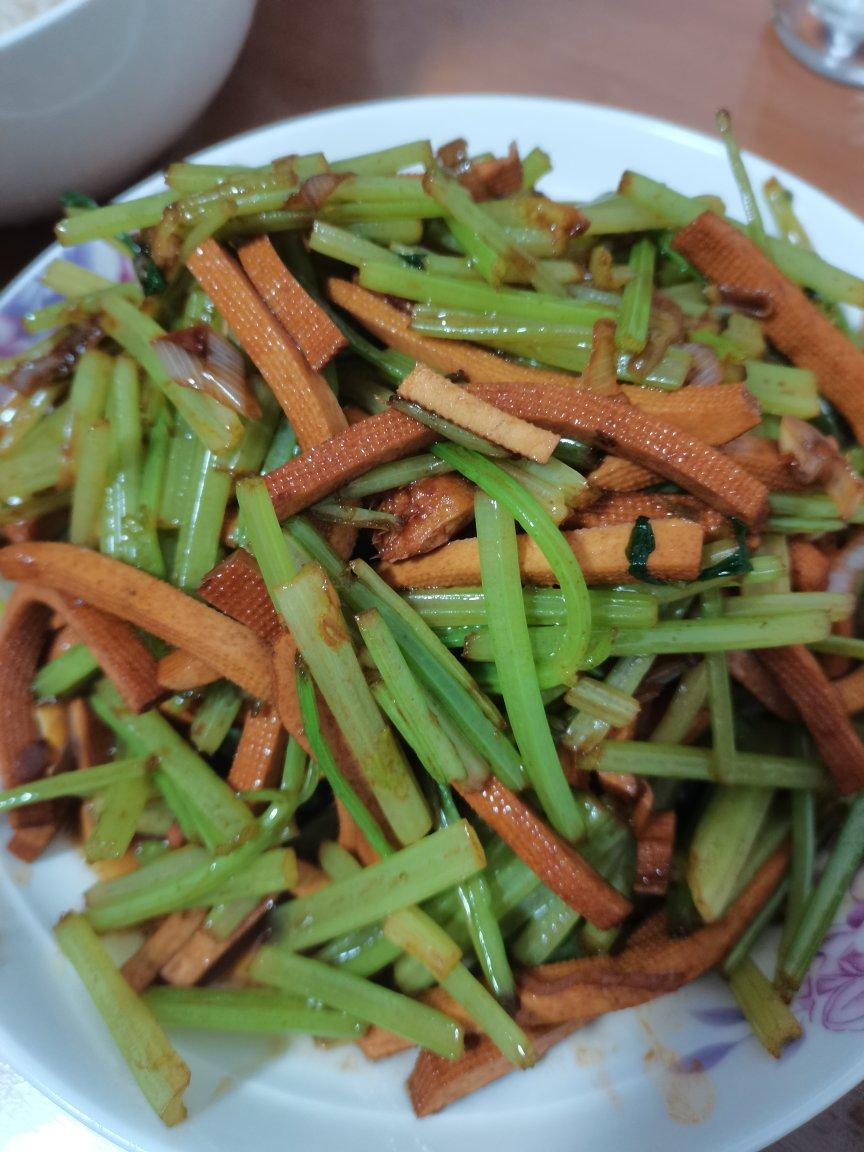 午餐晚餐简单快手下饭菜芹菜炒香干