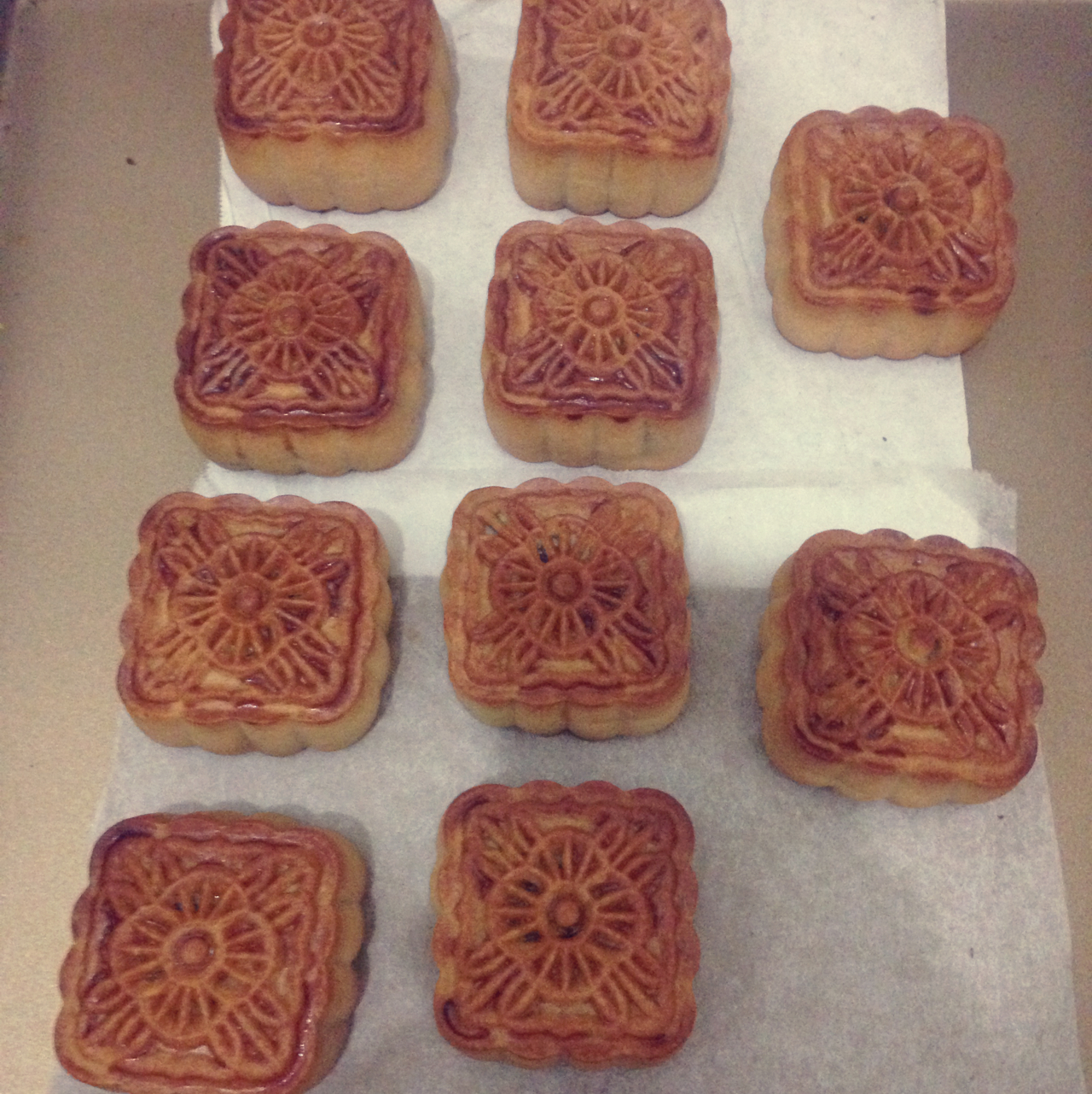 广式月饼—蛋黄芝麻月饼