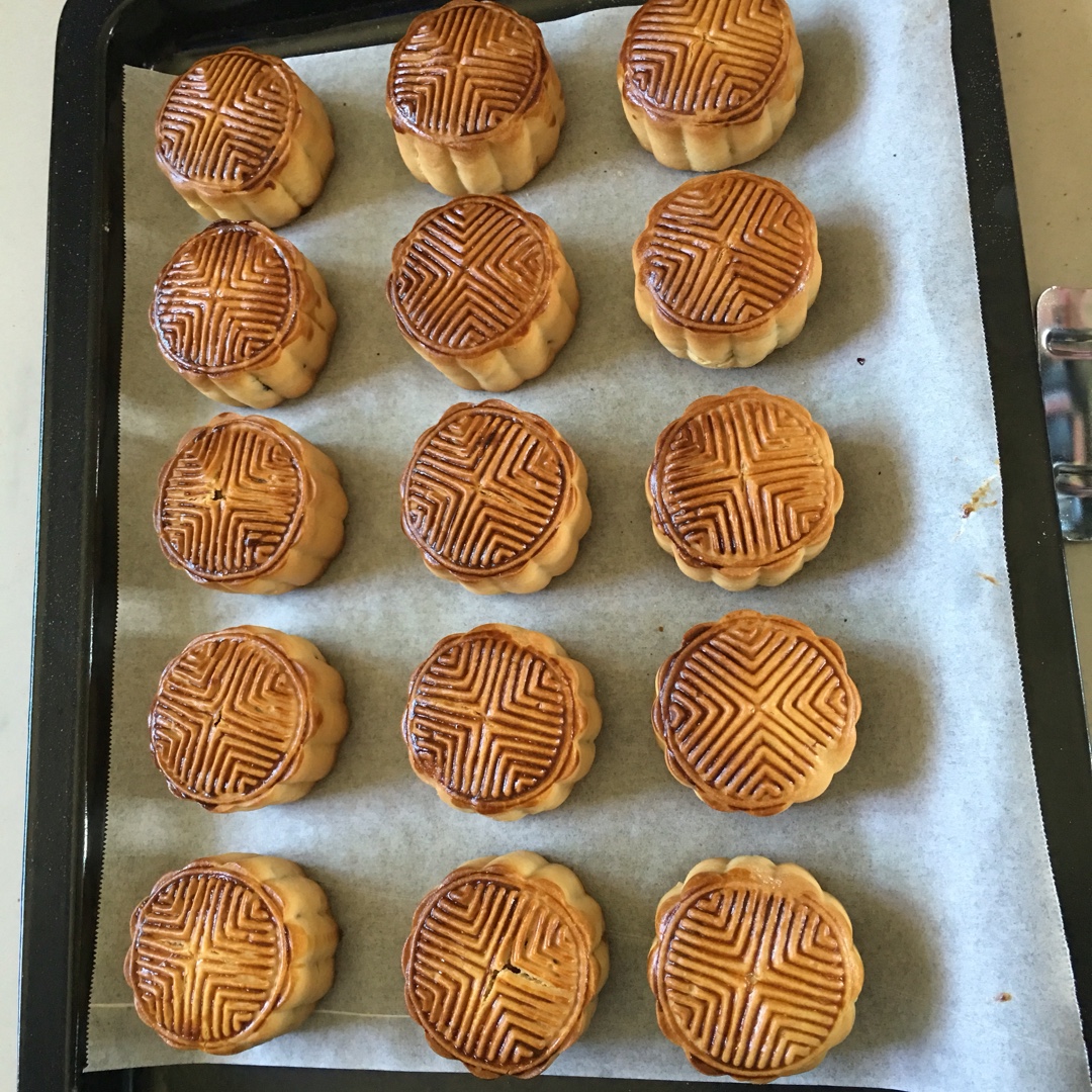 广式月饼—蛋黄芝麻月饼