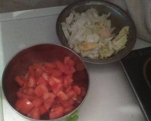 白菜西红柿炒鸡蛋面的做法 步骤1