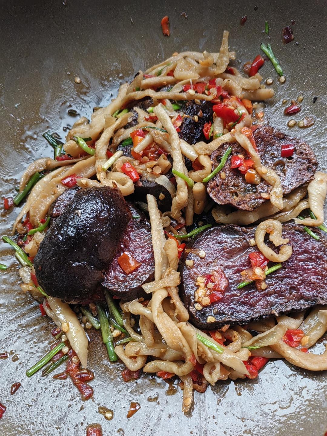 萝卜干炒腊肉（湘菜）新增腊肉快速去咸的方法