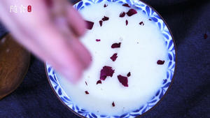 《随食有膳》宋美龄最爱的牛奶玫瑰山药养颜美龄粥的做法 步骤11
