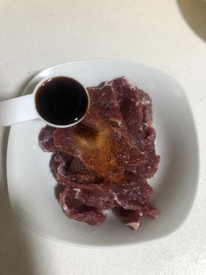 牛肉炒河粉 腌制牛肉的小窍门的做法 步骤4