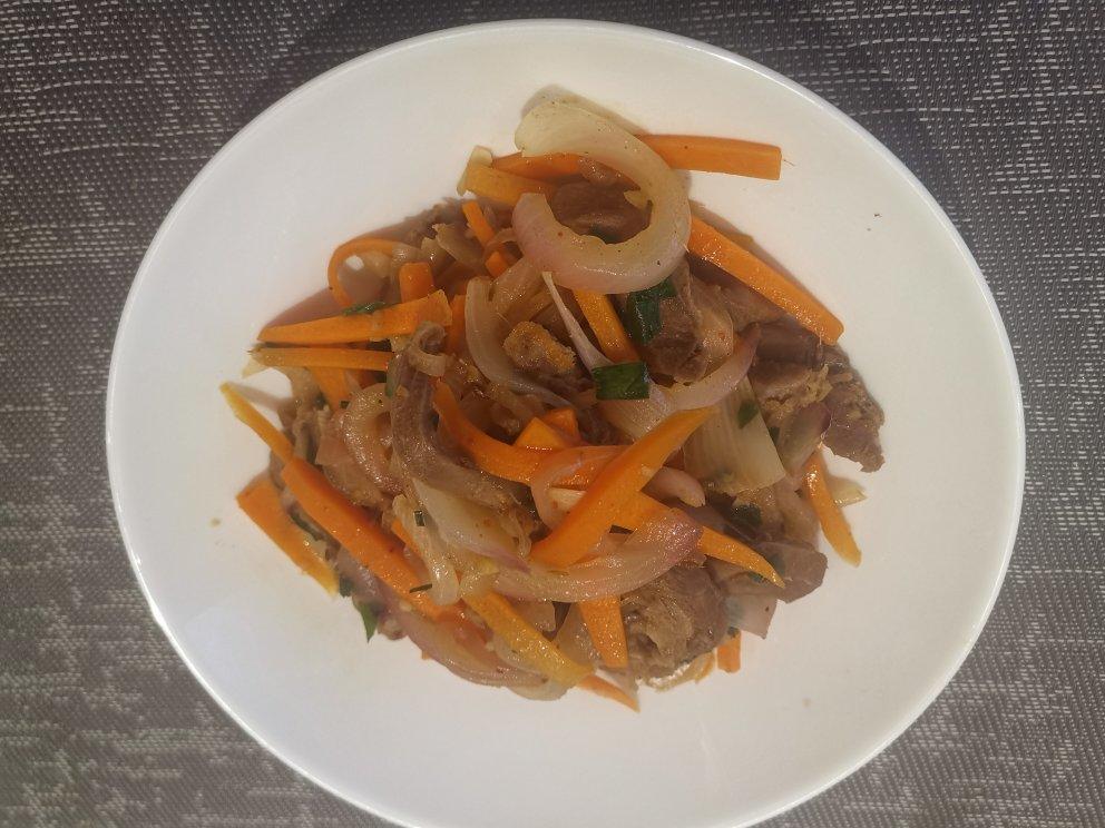 洋葱炒羊腿肉-用这个方法炒羊肉，无膻味还不柴，做出来的羊肉又鲜又嫩