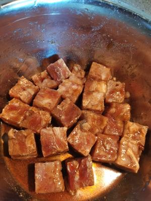 快手美味鲜之黑胡椒杏鲍菇牛肉粒的做法 步骤1