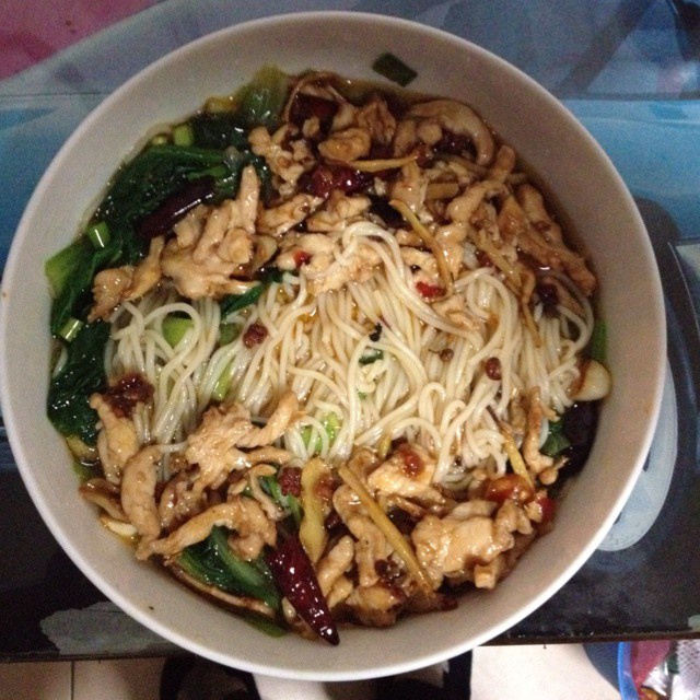 家常青菜肉丝面