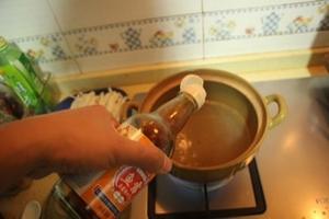 《砂锅是厨房白痴最好的朋友》砂锅丸子牛筋粿条的做法 步骤5