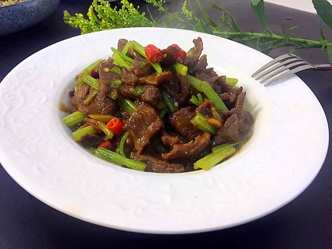 芹菜小炒牛肉的做法