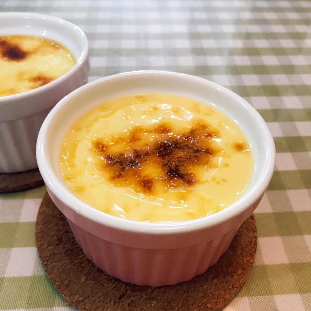 Crèmebrulée。法式烤布雷。焦糖布丁。