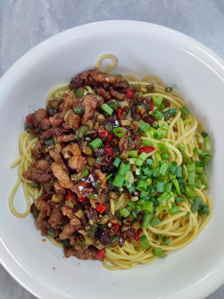 简单易上手的酸豆角肉臊子拌面的做法