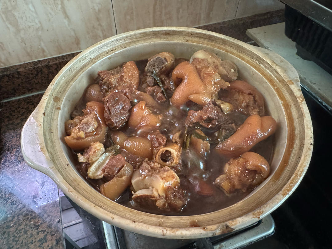 红烧猪蹄，软糯 Q弹，室友三碗饭