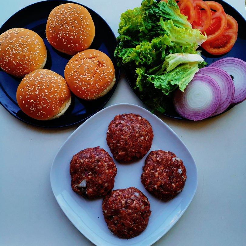 洋葱牛肉汉堡 Beef Hamburger with Fried Onions