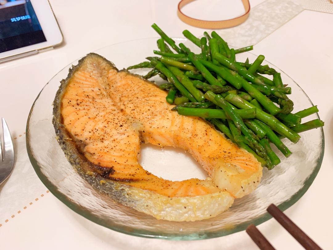黄油煎三文鱼