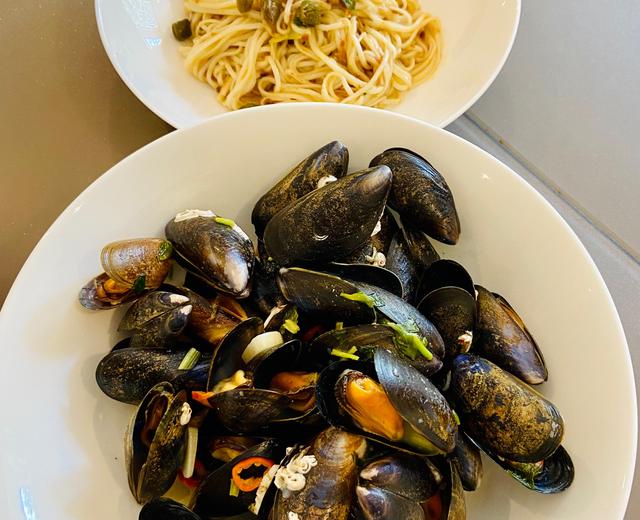 芝士白葡萄酒煮青口配拌面的做法