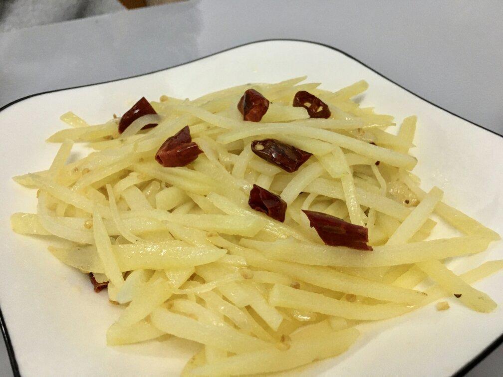 酸辣土豆丝的正宗做法，学会这三个技巧，土豆丝脆爽又下饭