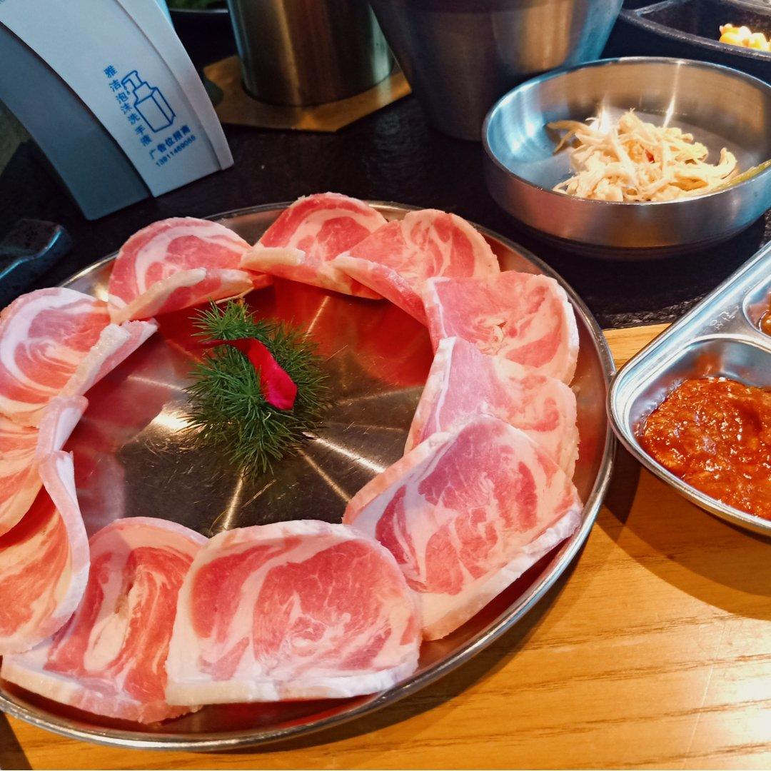 是谁来自山川湖海，却囿于昼夜厨房与爱。