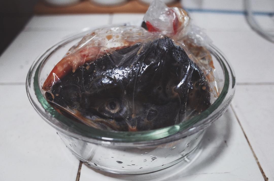 砂锅三文鱼头，这样就可以做《中餐厅》张亮拿手菜