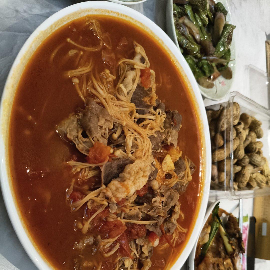 番茄金针菇肥牛(汤浓入味、酸甜适宜)