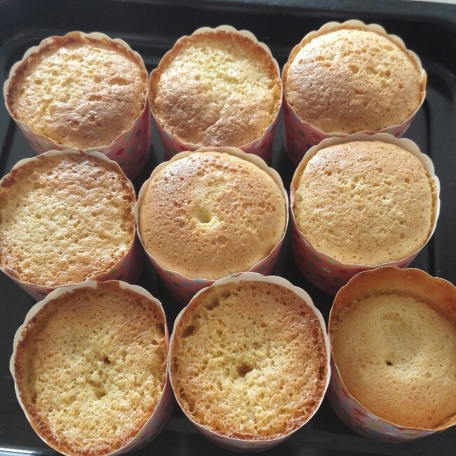 无油版的纸杯蜂蜜蛋糕