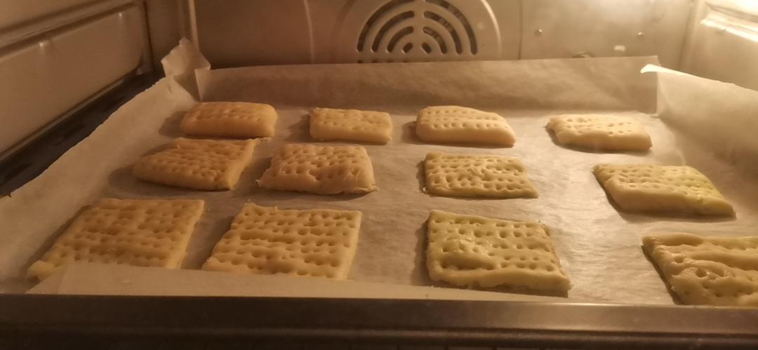 君之---纯天然打造的无比酥松---葱油香酥饼干（葱香苏打饼干）