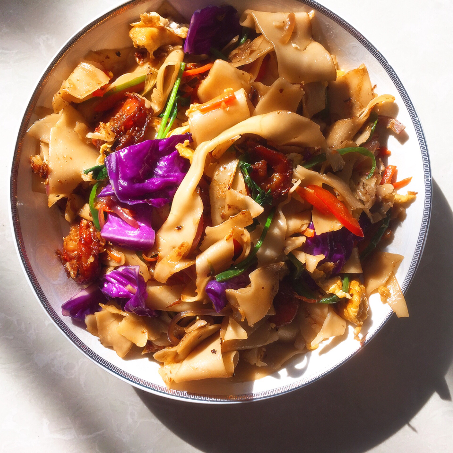 在家里 煮风干肉剩下的皮带面拿来煮煮用剩油焖虾和乱七八糟菜炒了炒