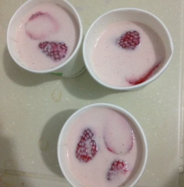 岛┏ *做的牛奶草莓布丁