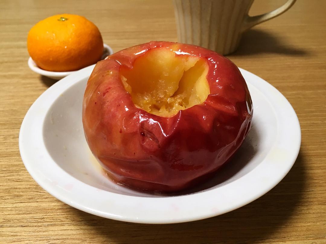 盘大胖做的科达·布莱克的烤苹果(微波炉和烤箱均可)