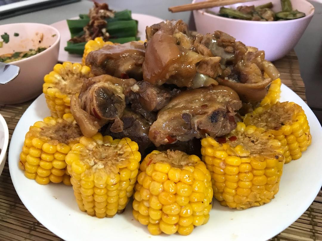 玉米炖猪蹄