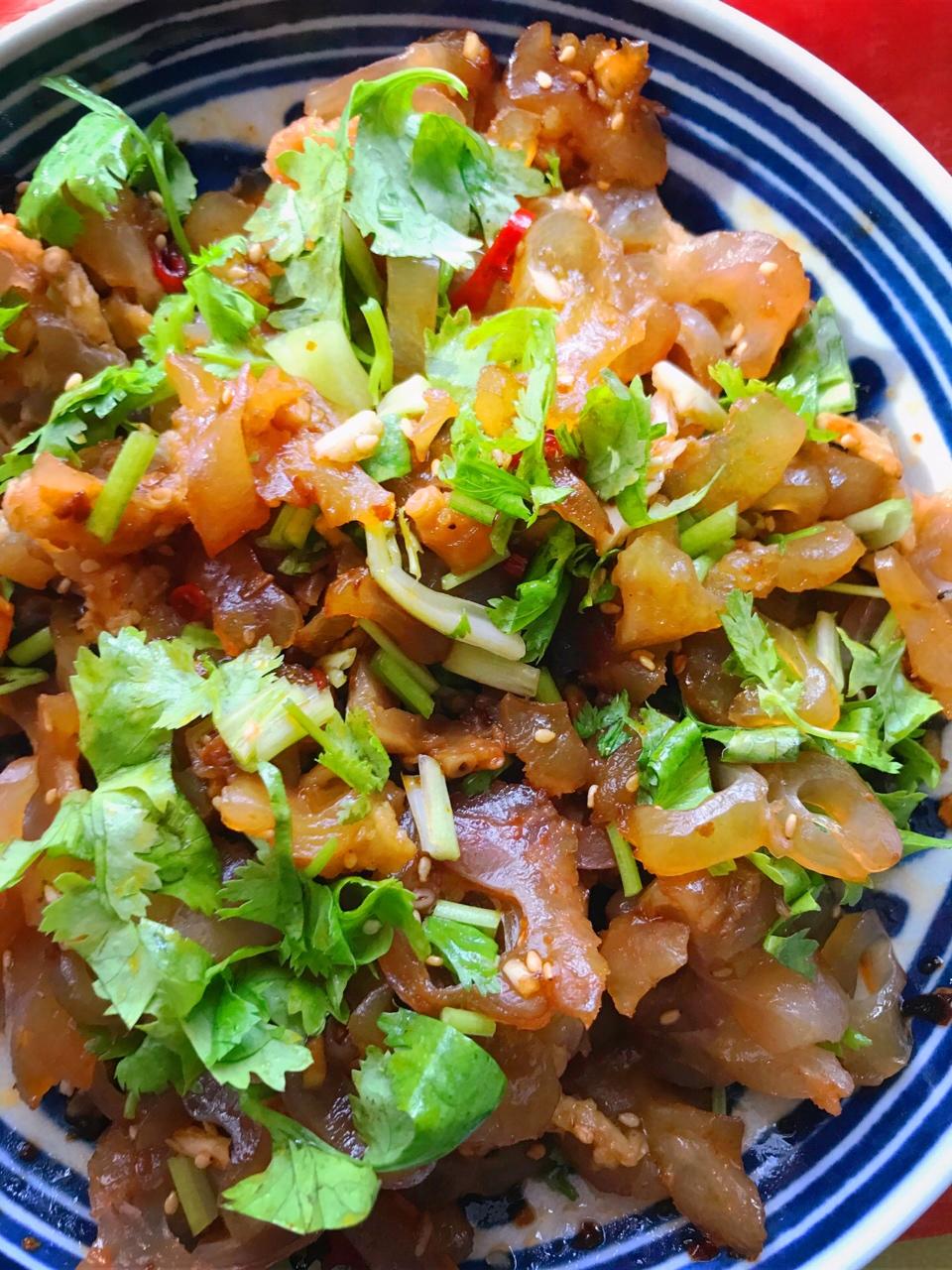 做过 凉拌牛筋 有个电压力锅就是方便 冰箱里就只有六两的牛蹄筋