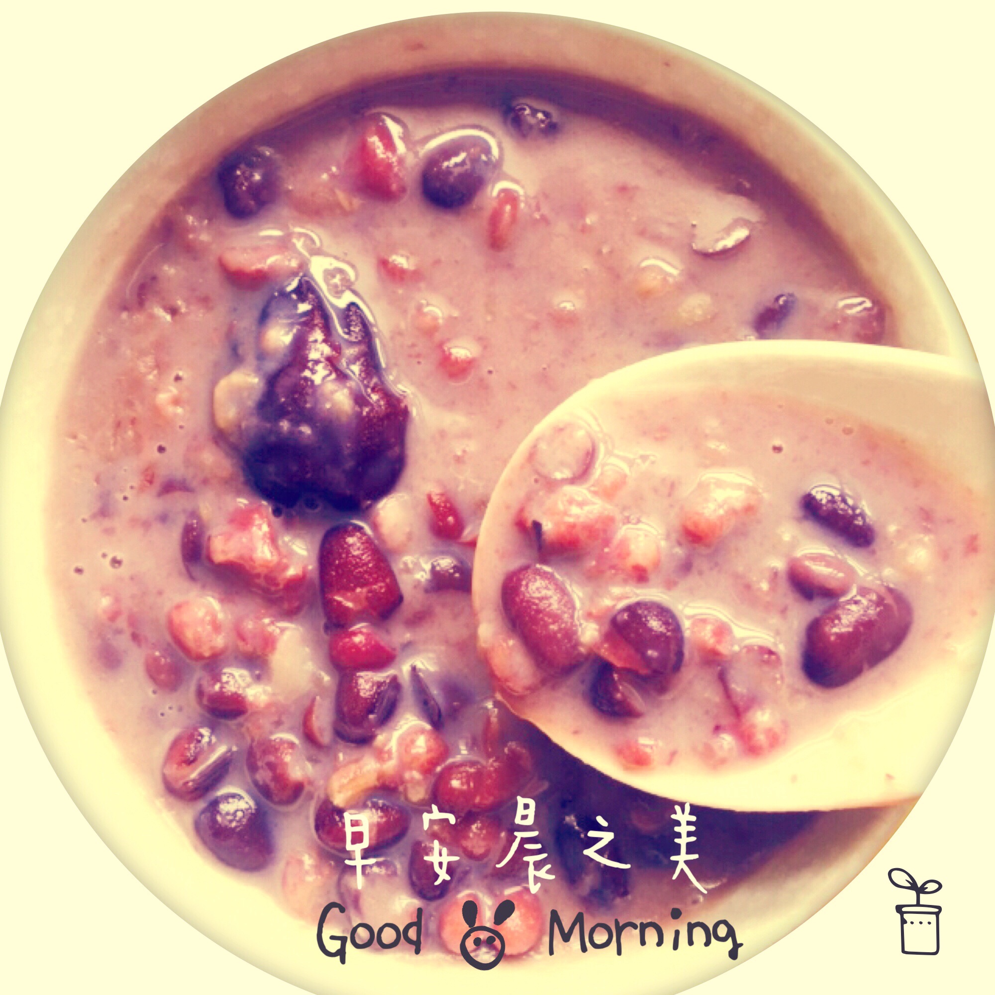 红枣红豆薏仁牛奶粥