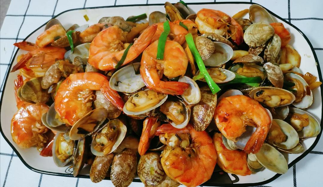 小厨小厨厨厨做的pk海鲜大排档的辣炒海鲜