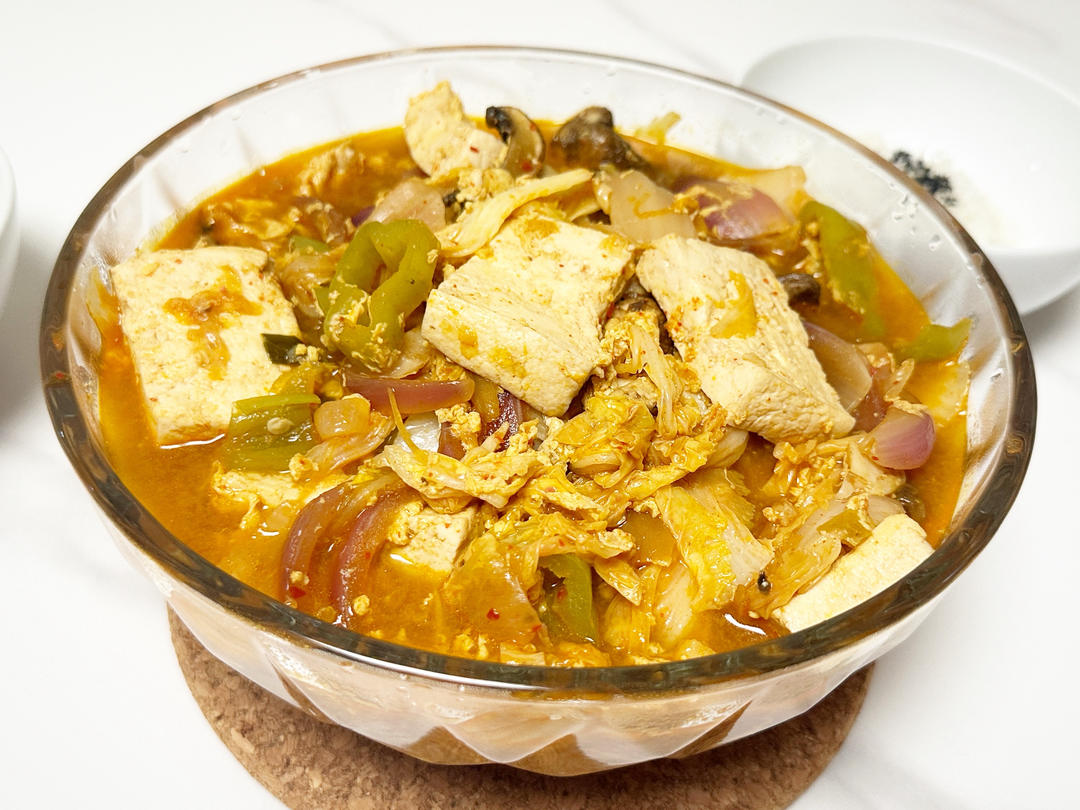 十分钟教你做一口汤、一口饭的韩式辣白菜豆腐汤（素食版）