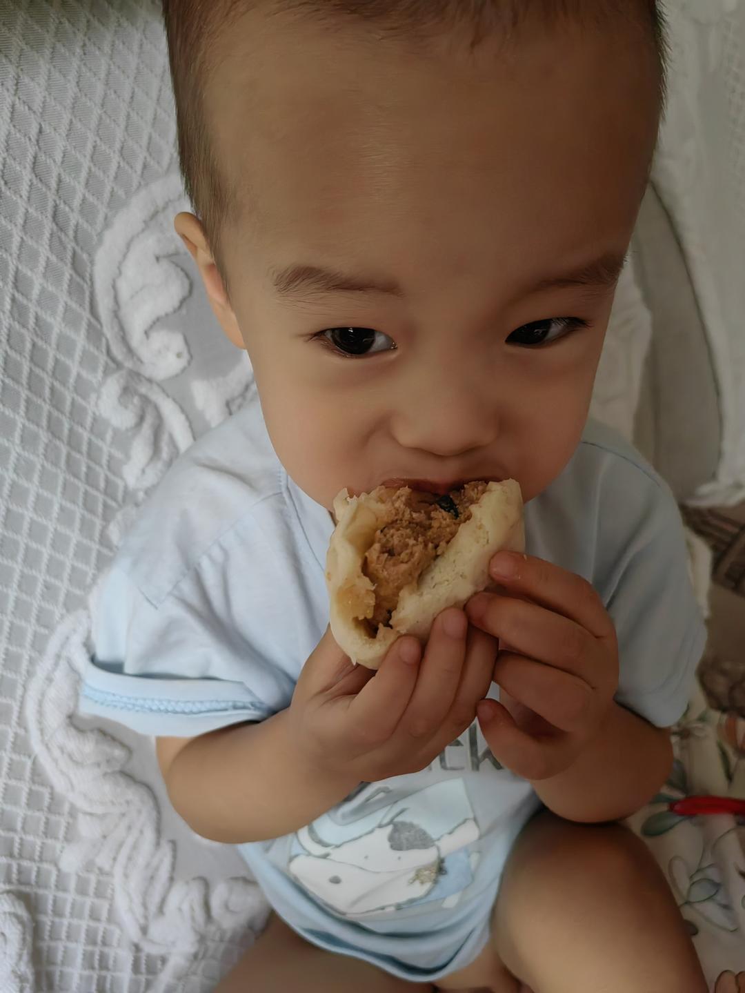 松软多汁的肉包子