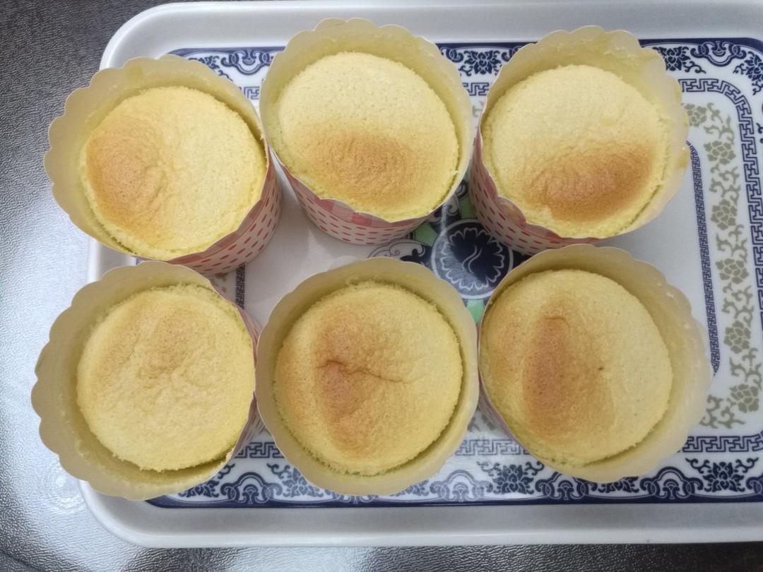 纸杯蛋糕(小熊烤箱版，手动打发蛋白)