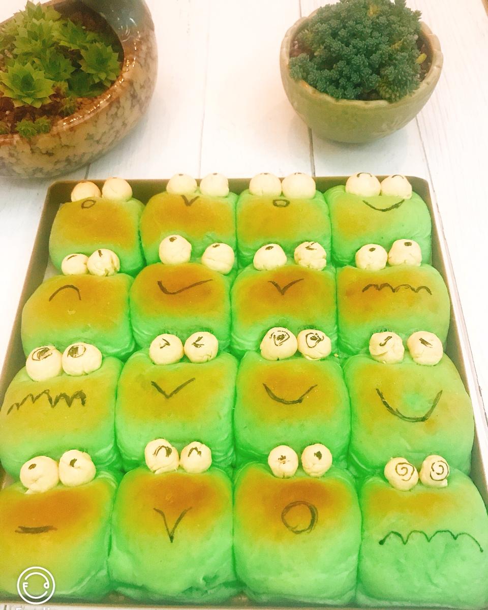 一次发酵——翠绿菠菜汁小青蛙挤挤小面包