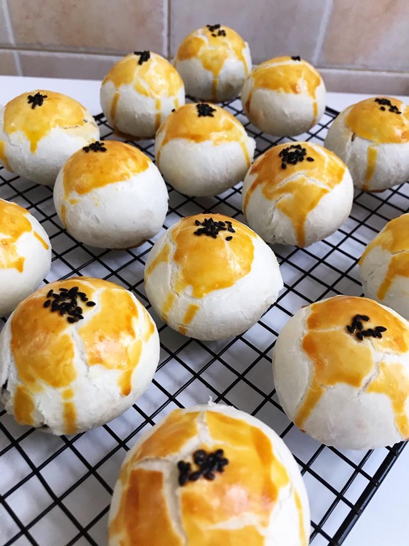 蛋黄酥 Danhuangsu