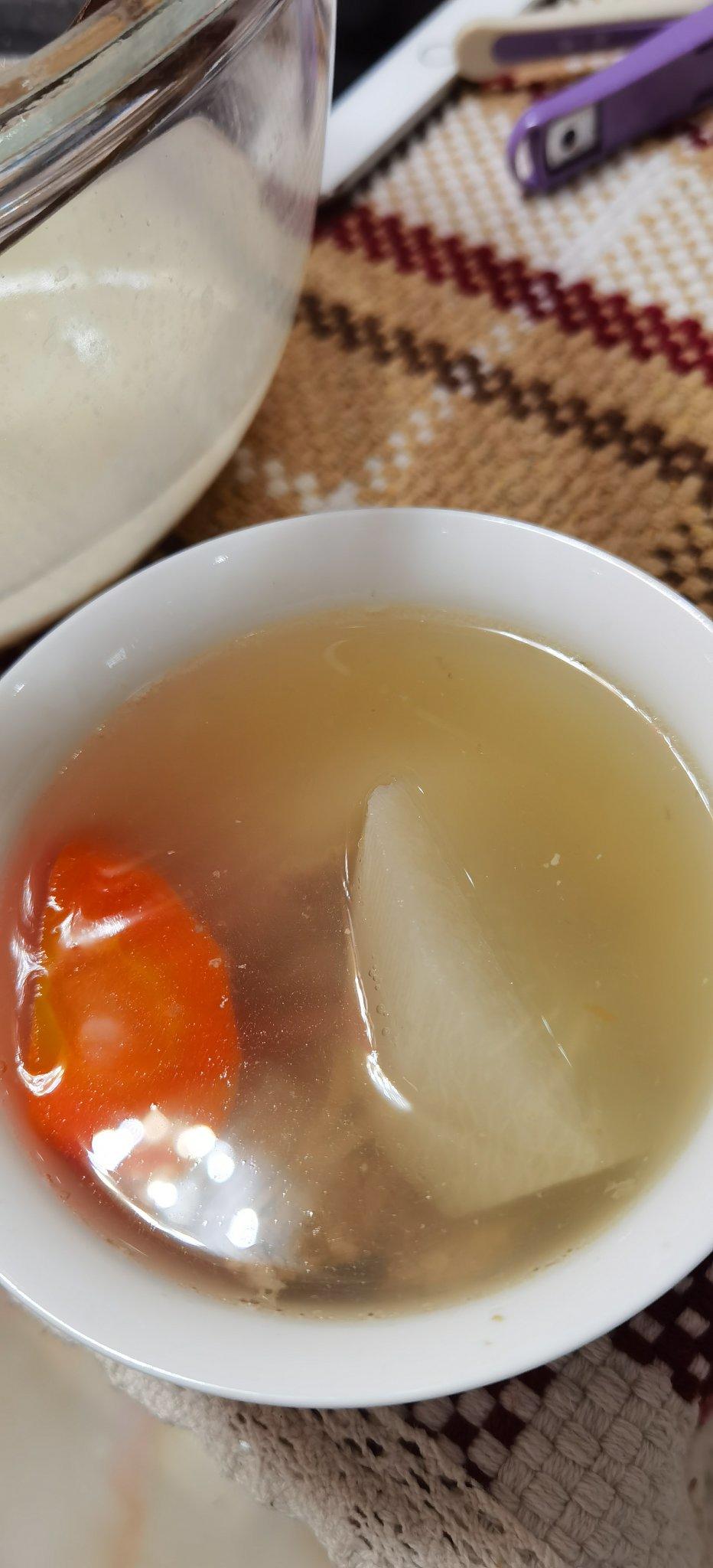 清炖羊排，老爸的拿手菜，汤鲜味浓，羊肉软烂，连萝卜都非常好吃