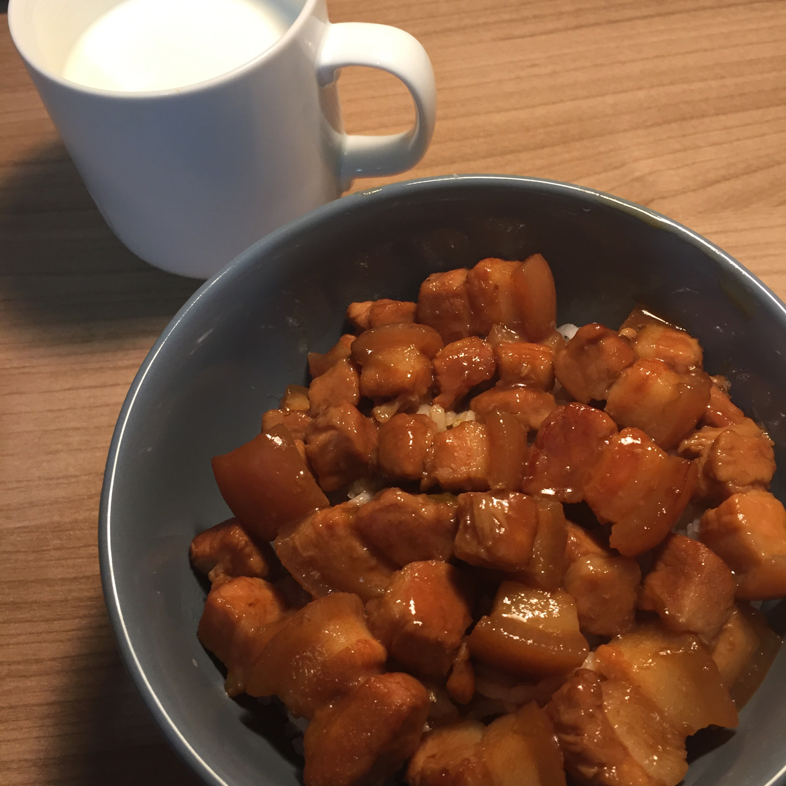 吃着碗里望着锅里的红烧肉