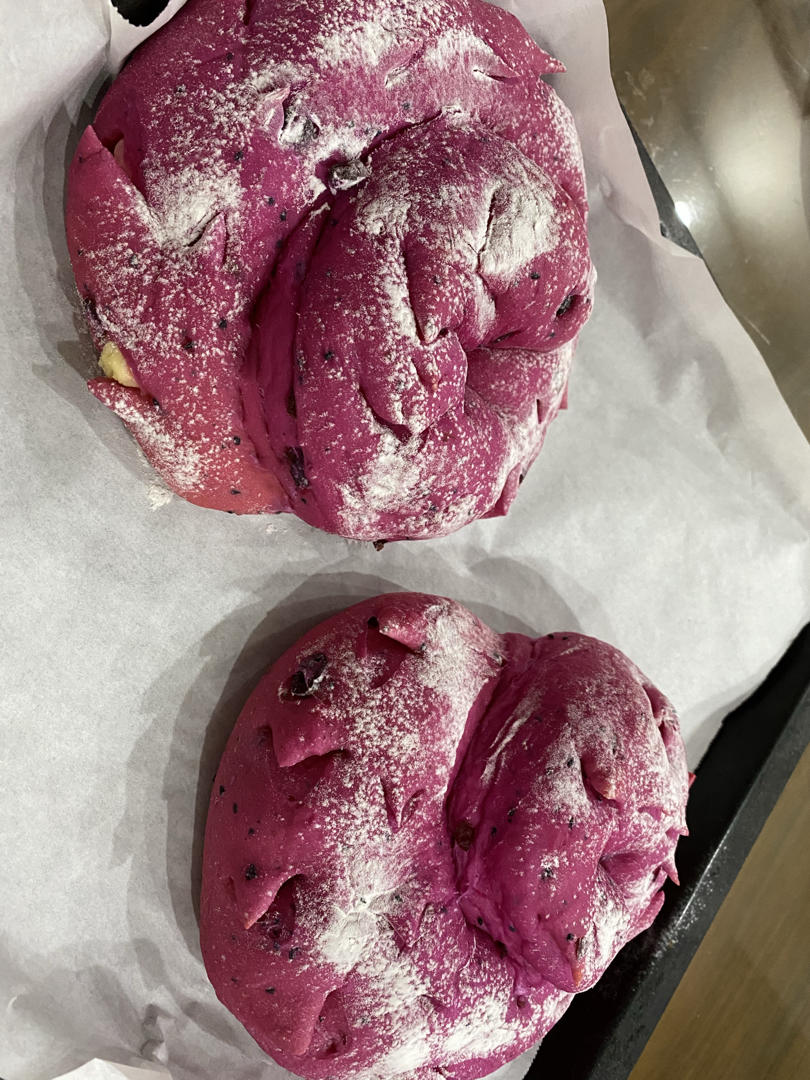 细砂糖,盐,酵母,牛奶,红心火龙果,黄油,蔓越莓干,奶油奶酪,细砂糖综
