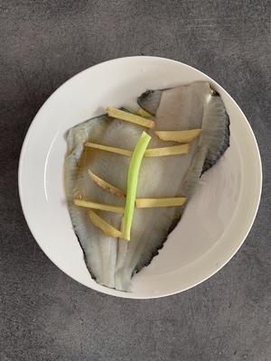 清蒸比目鱼 Steamed plaice的做法 步骤2