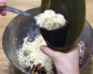 咸蛋黄肉粽子（附详细包粽子视频）的做法 步骤4